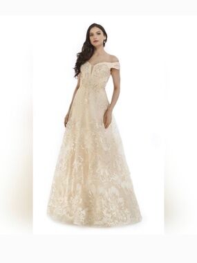 NWT Size 12 Morrell Maxie Champagne Blush Embroidered Embellished Lace Gown